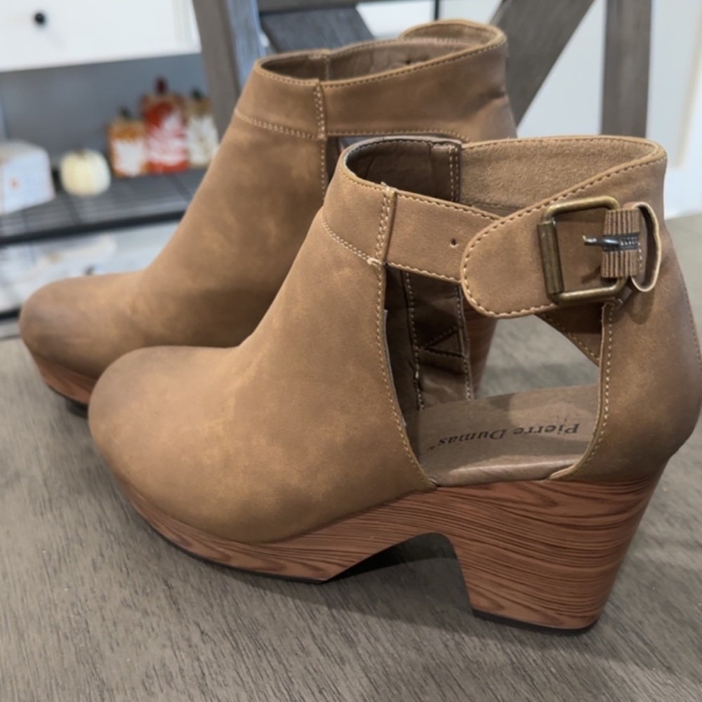 Pierre Dumas size 9, good condition!
